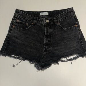 Zara women’s Black denim cutoff shorts size 6 100% cotton. Fit true to size